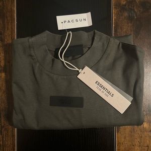 New mens over sized essentials shirt size small